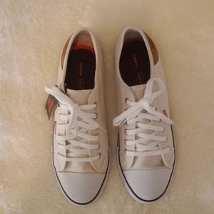 Levi's buck canvas tennis shoes women size 10.